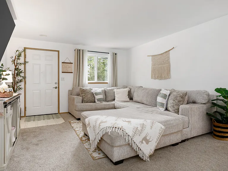 1257 Russell Dr — Photo 4