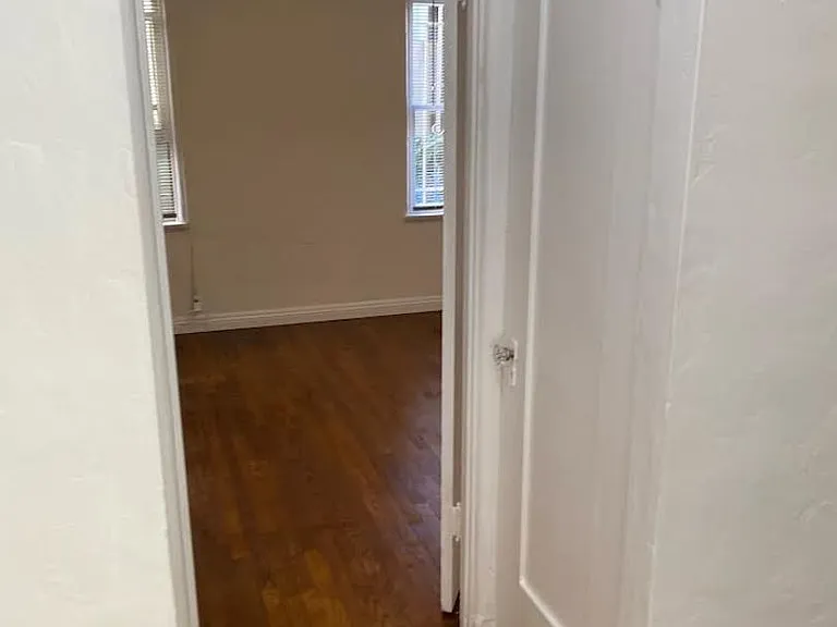 450 S Cochran Ave — Photo 2