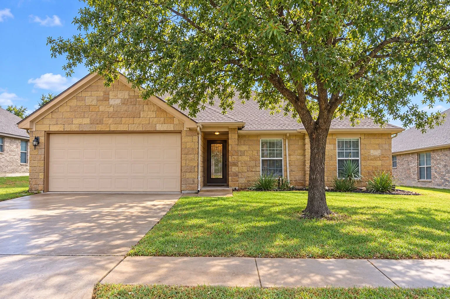 4 bed, 2000 sqft, $1,975 — Photo 1