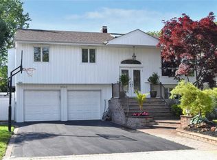 2043 Kenneth Rd, Merrick, NY 11566