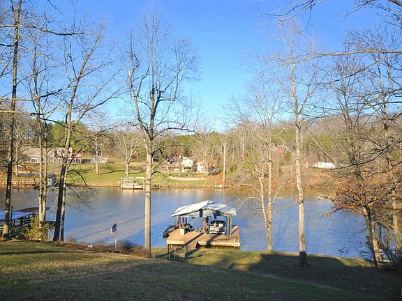 3rd image of 2883 Skyway Dr