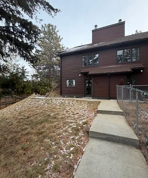 1087 Woodbridge Dr — Photo 2