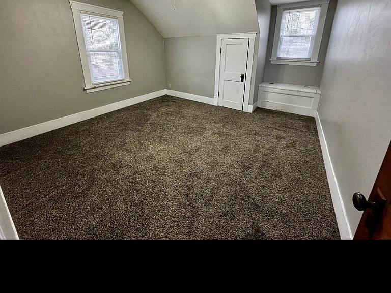 309 E Oak St — Photo 9