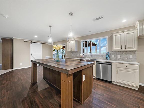 Perfect space for Holiday Meal Prepping, tons of counter space for all your cookie racks.