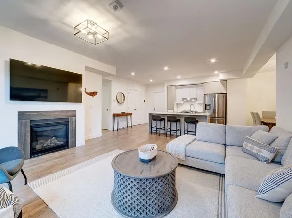 710 School Rd #201, Gibsons, BC V0N 1V9