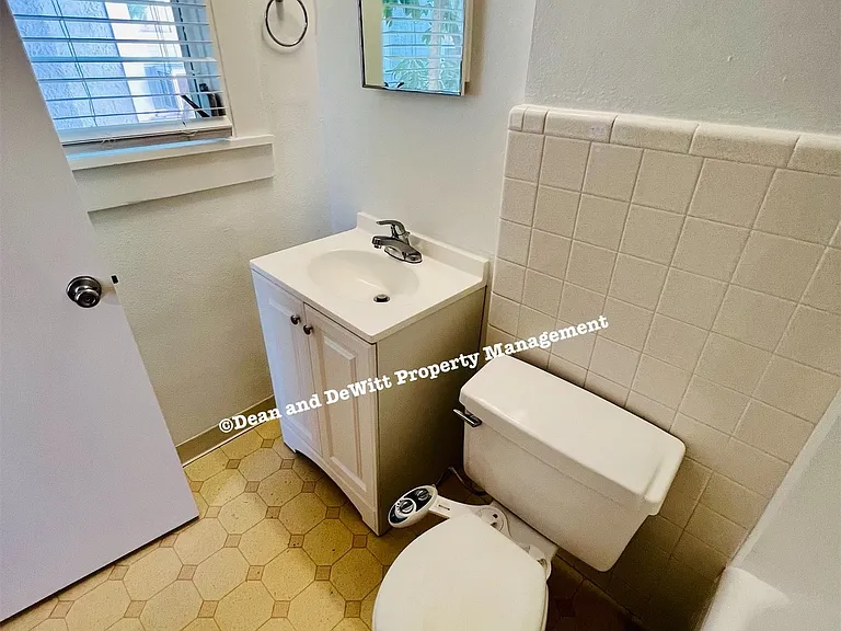 1233 Oak St NE #7 — Photo 9