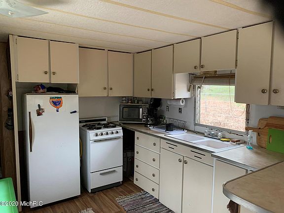 3rd image of 8059 N Manistee Ct