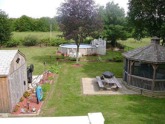 3/4 acre vinyl 4' fenced back yard