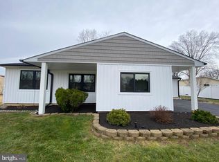 292 Thornridge Dr, Levittown, PA