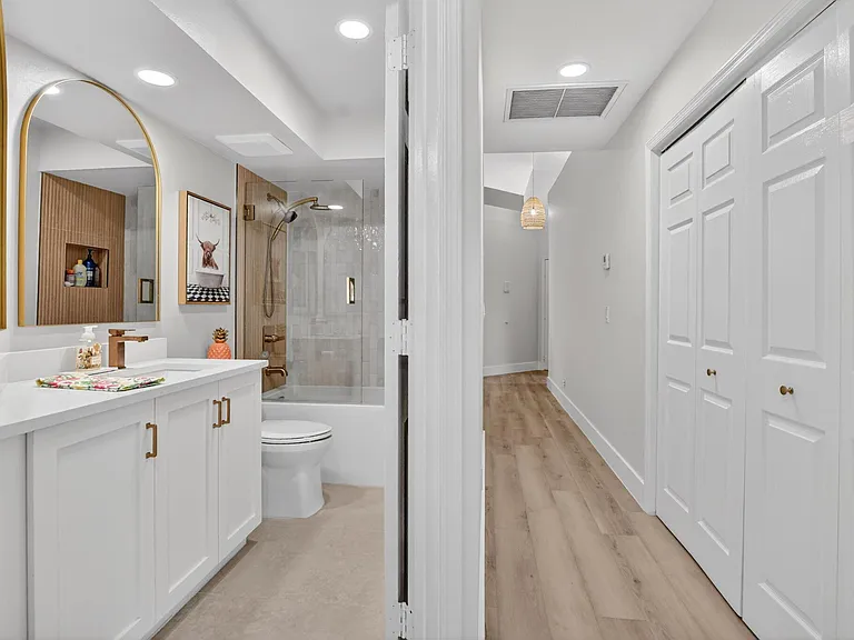 5801 Coach House Cir #E — Photo 26