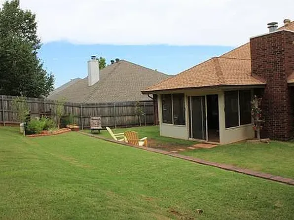 1612 N Locust Ter, Mustang, OK 73064