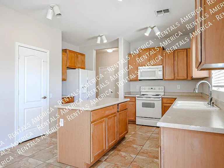910 S 118th Ln — Photo 10