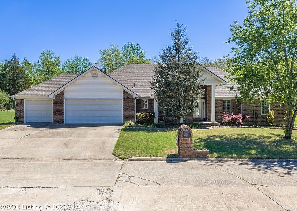 1st image of 2926 Shady Brook Ln