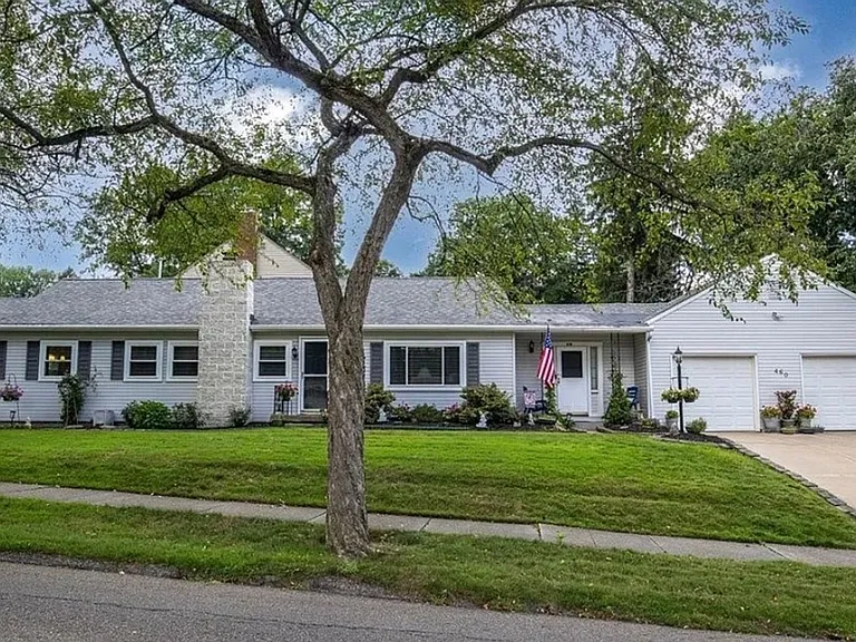 460 Royal Ave — Photo 1