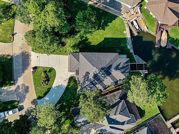 2nd image of 2918 Chaucer Drive