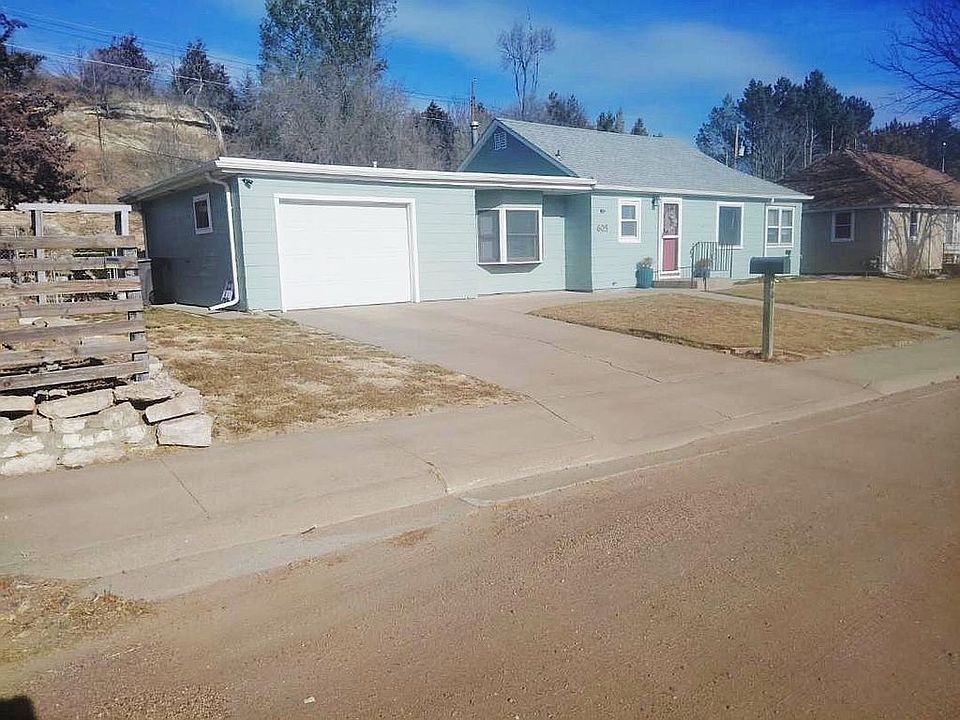 1st image of 605 E 10th St