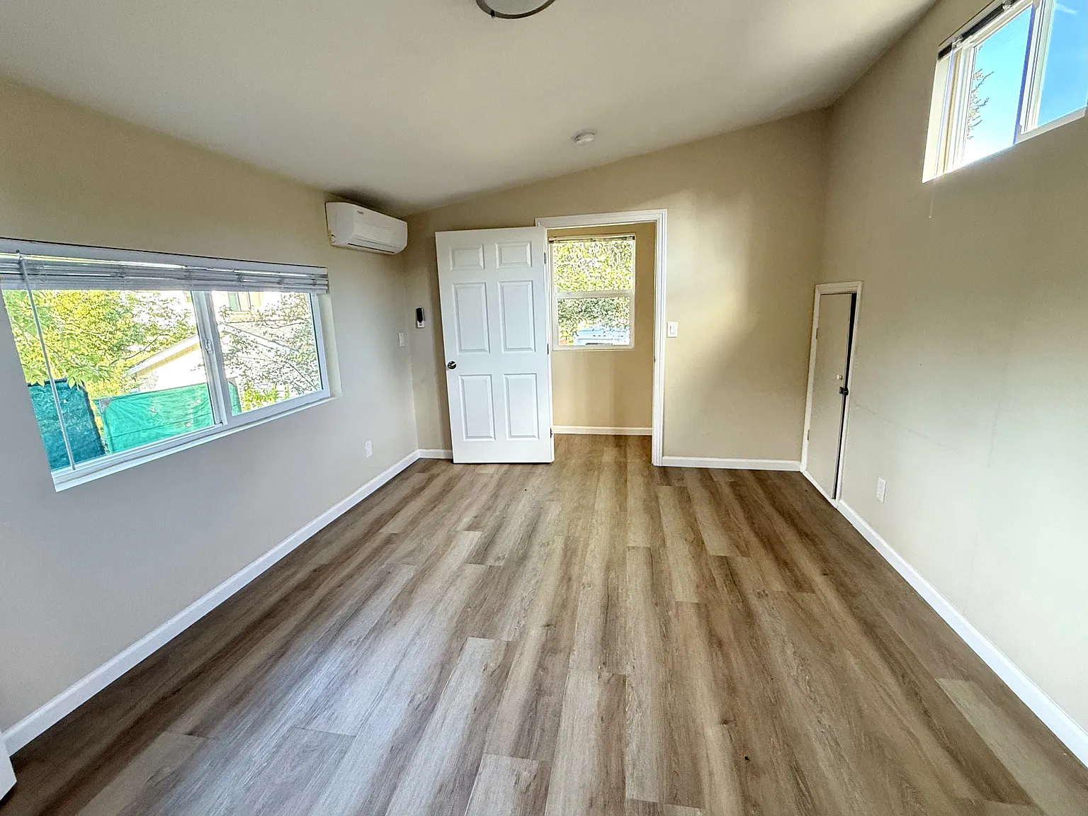 3 bed, 864 sqft, $4,200 — Photo 4