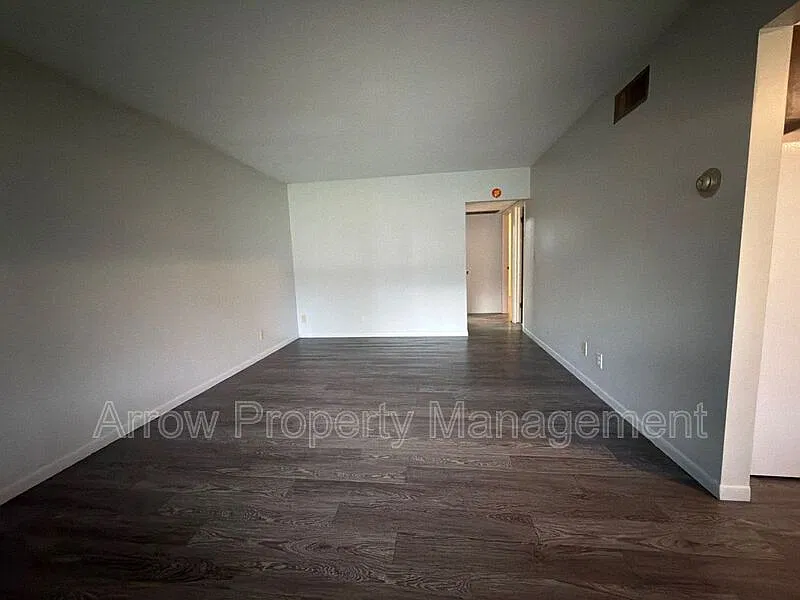 2 bed, 1.0 bath, 864 sqft, $995 — Photo 2