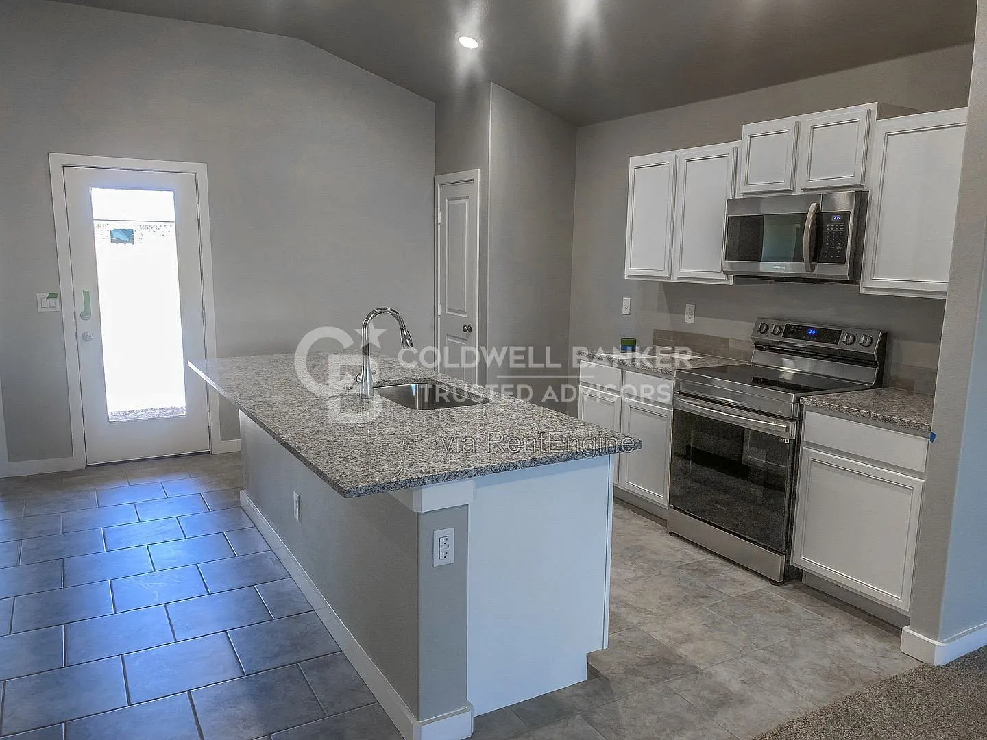 3 bed, 2.0 bath, 1300 sqft, $1,425 — Photo 2