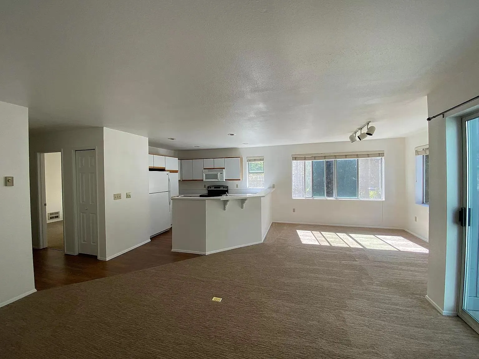 3 bed, 1400 sqft, $2,800 — Photo 3