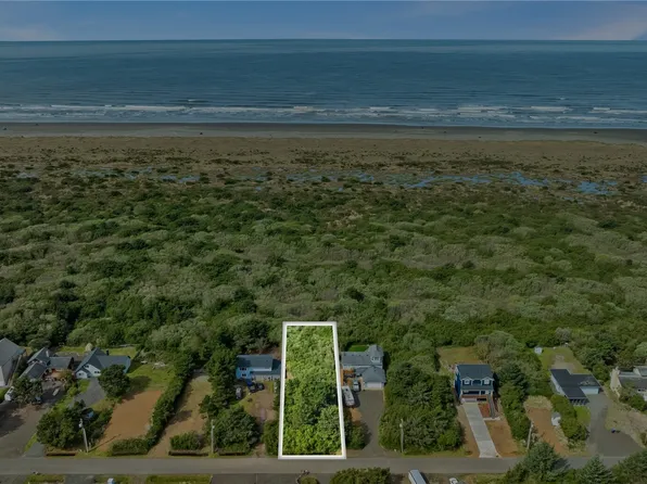 323 Sand Dune Avenue NW, Ocean Shores, WA 98569