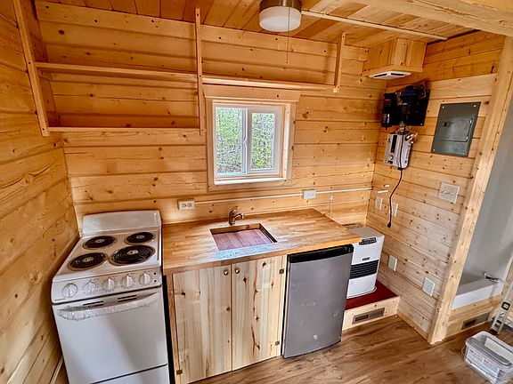 3rd image of 2363 Catkin Rd