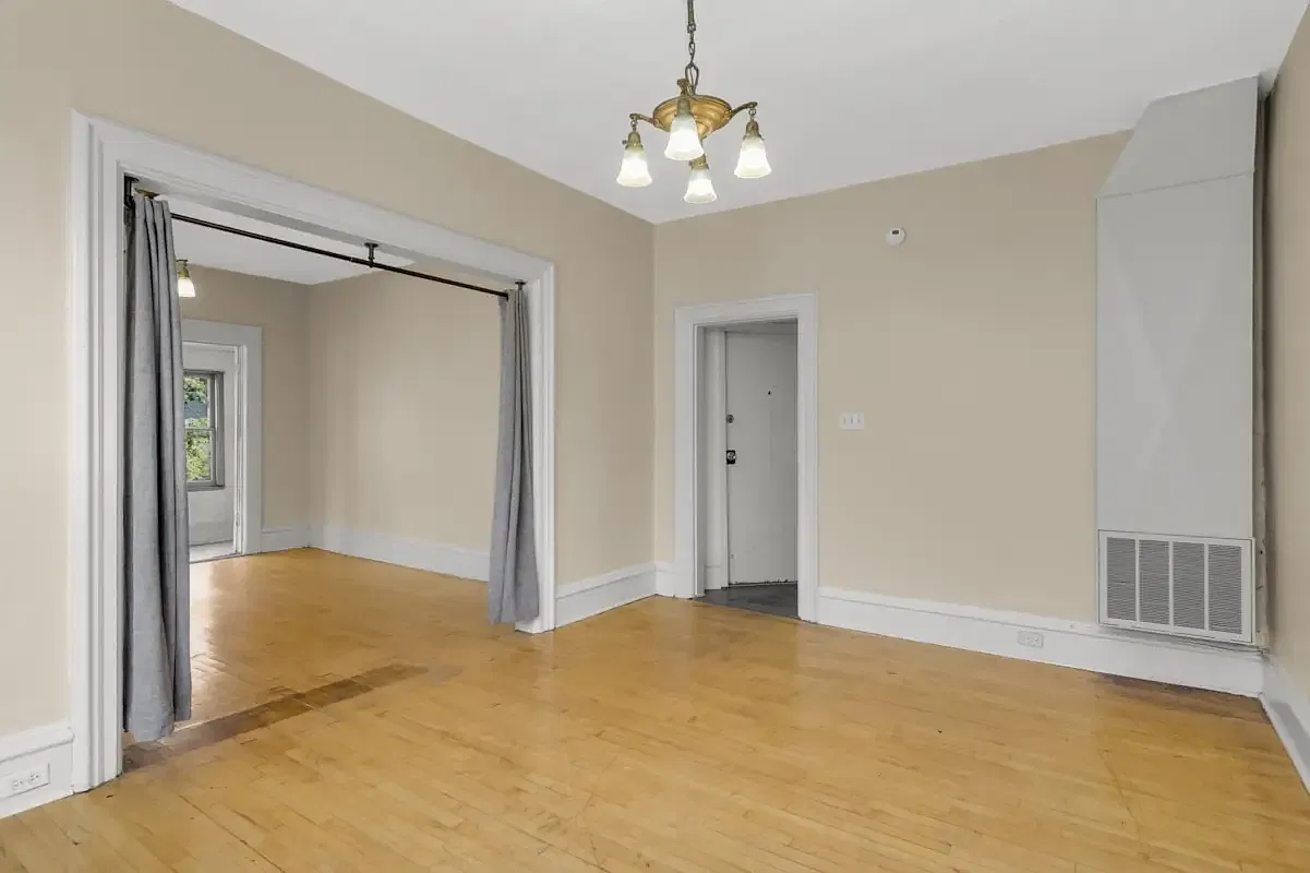 226 Gramercy Ave — Photo 2