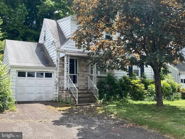 25 Windsor Dr, Dumont, NJ 07628