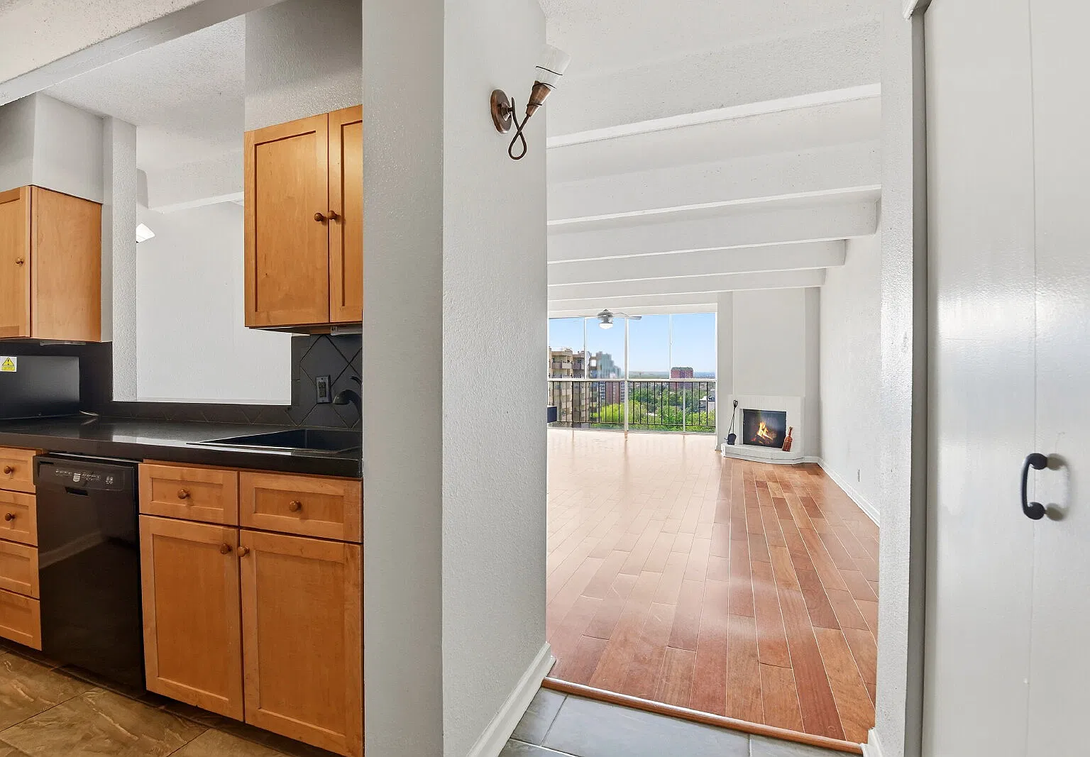 2 bed, 1.0 bath, 1105 sqft, $2,241 — Photo 4