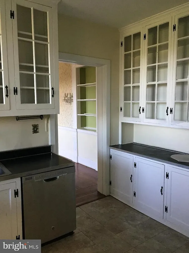 6 bed, 4.5 bath, 1736 sqft, $4,500 — Photo 3