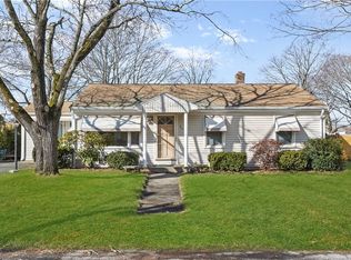 25 Brentwood Dr, Rumford, RI 02916
