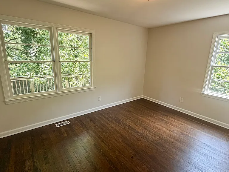 107 Stanley Ter — Photo 30