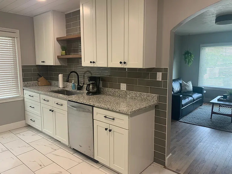 1042 E Lorraine Ave — Photo 3