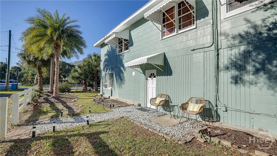 3 bed, 1.0 bath, 1559 sqft, $3,200 — Photo 2