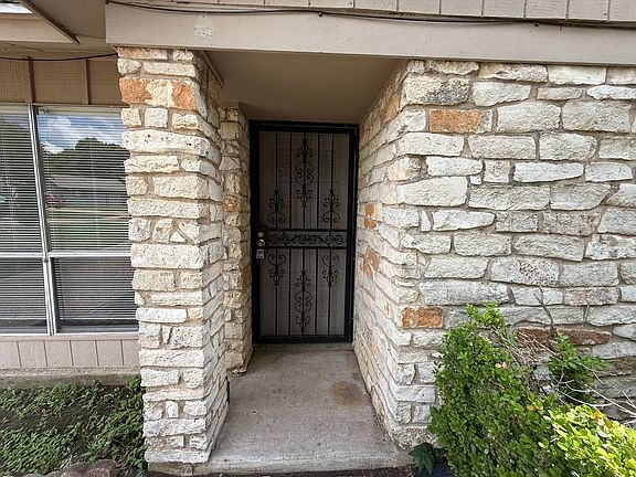 3rd image of 1109 Village Green Dr