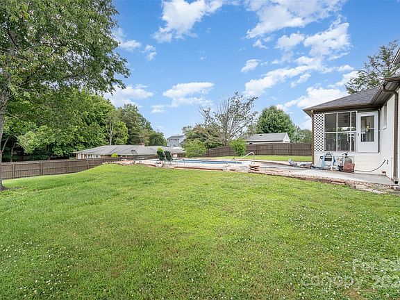 3rd image of 4314 Kemper Ln