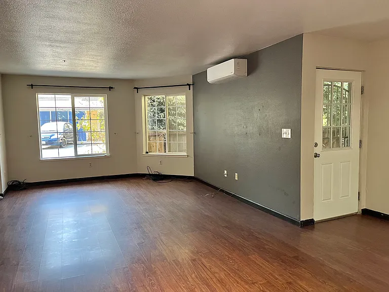 2460 Halsey Cir — Photo 9
