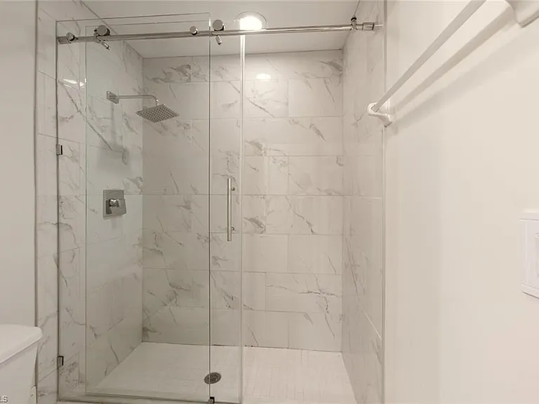 636 Windsor Sq #102 — Photo 13