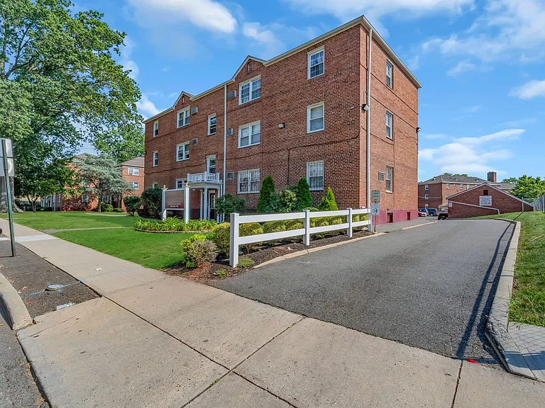 Chilton Hall Apartments — Photo 14