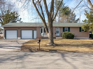 320 Valley Rd, Waterloo, IA 50701