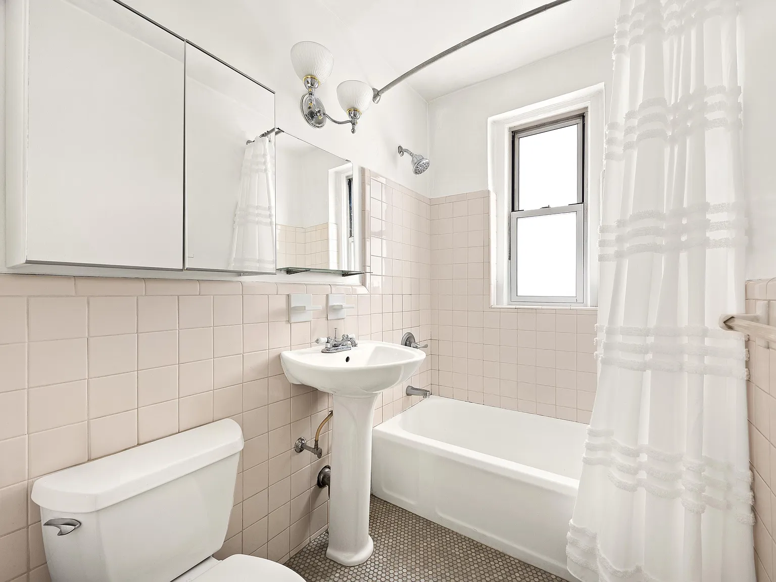 25 Minetta Lane — Photo 4