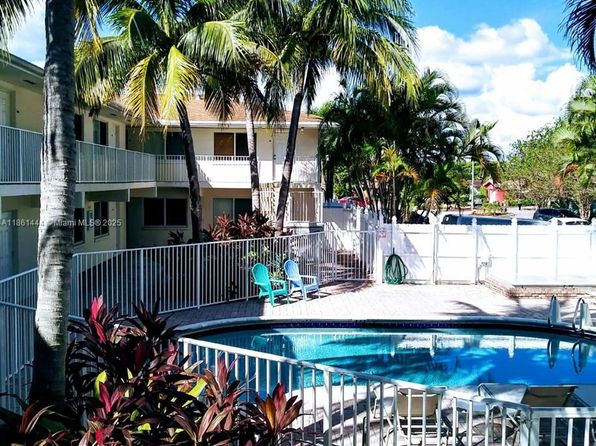 1864 NE 46th St APT E1