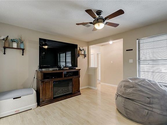 5th image of 201 E Willow Ln