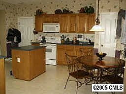 Large eat-in kitchen w/island & bay window.