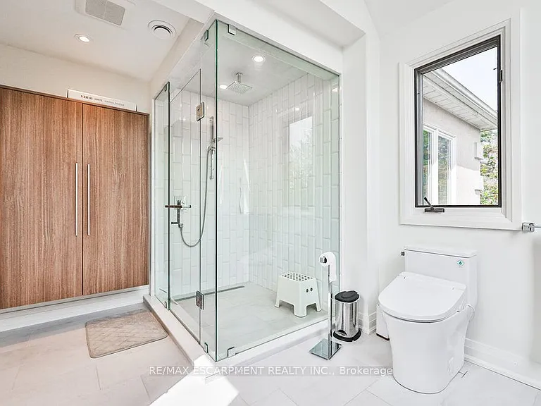 1430 Hurontario St #A — Photo 18