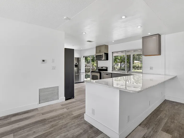 5804 NW 14th St — Photo 7