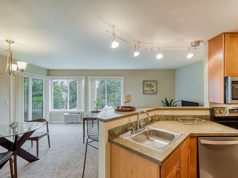 Sunset Summit Apartments — Photo 26