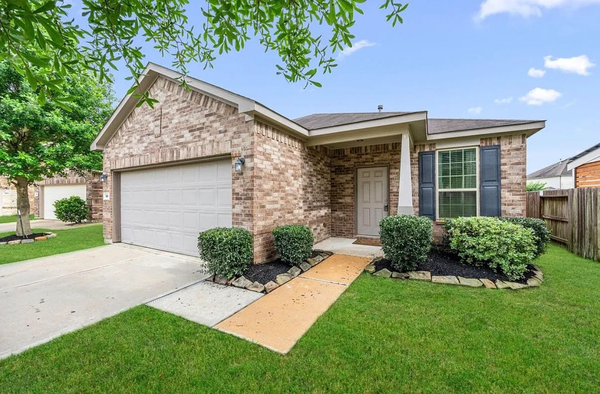 19615 Blue Pine Cir — Photo 1