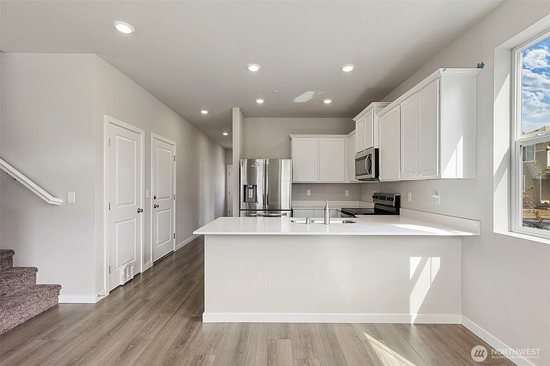 5th image of 1221 E 53rd Street
