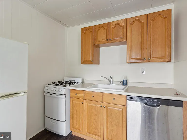 448 Krams Ave #3 — Photo 6
